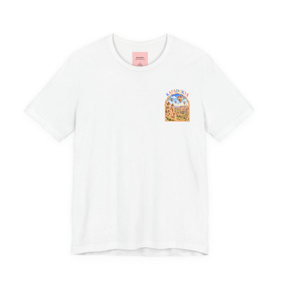 Blanc – T-shirt unisexe Kapadokya, vue de face avec la petite illustration Cappadoce sur la poitrine