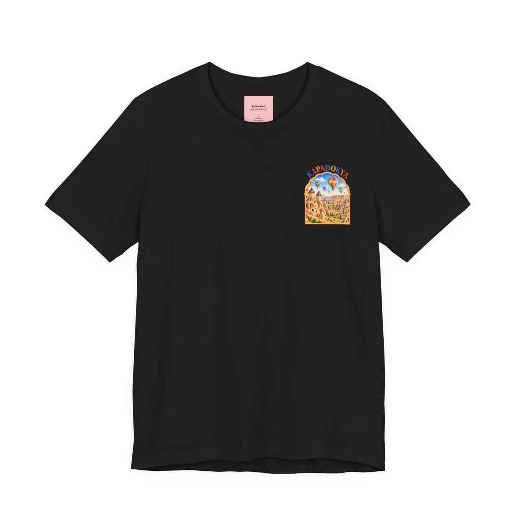 Noir – T-shirt unisexe Kapadokya, vue de face avec la petite illustration Cappadoce sur la poitrine