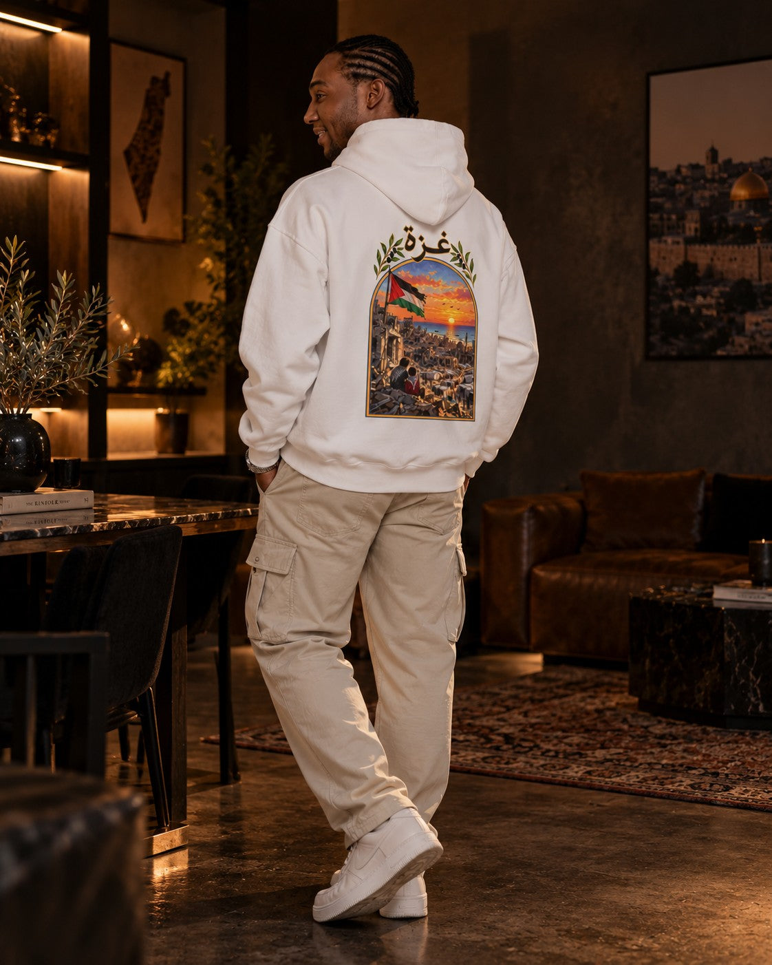 Homme de dos portant le sweat à capuche blanc Double S